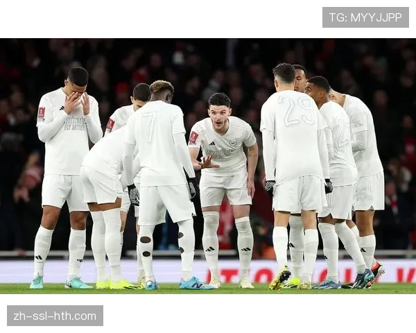 瞬间聚焦：阿森纳门将拉亚冲出禁区头球解围，化解对手高位反击